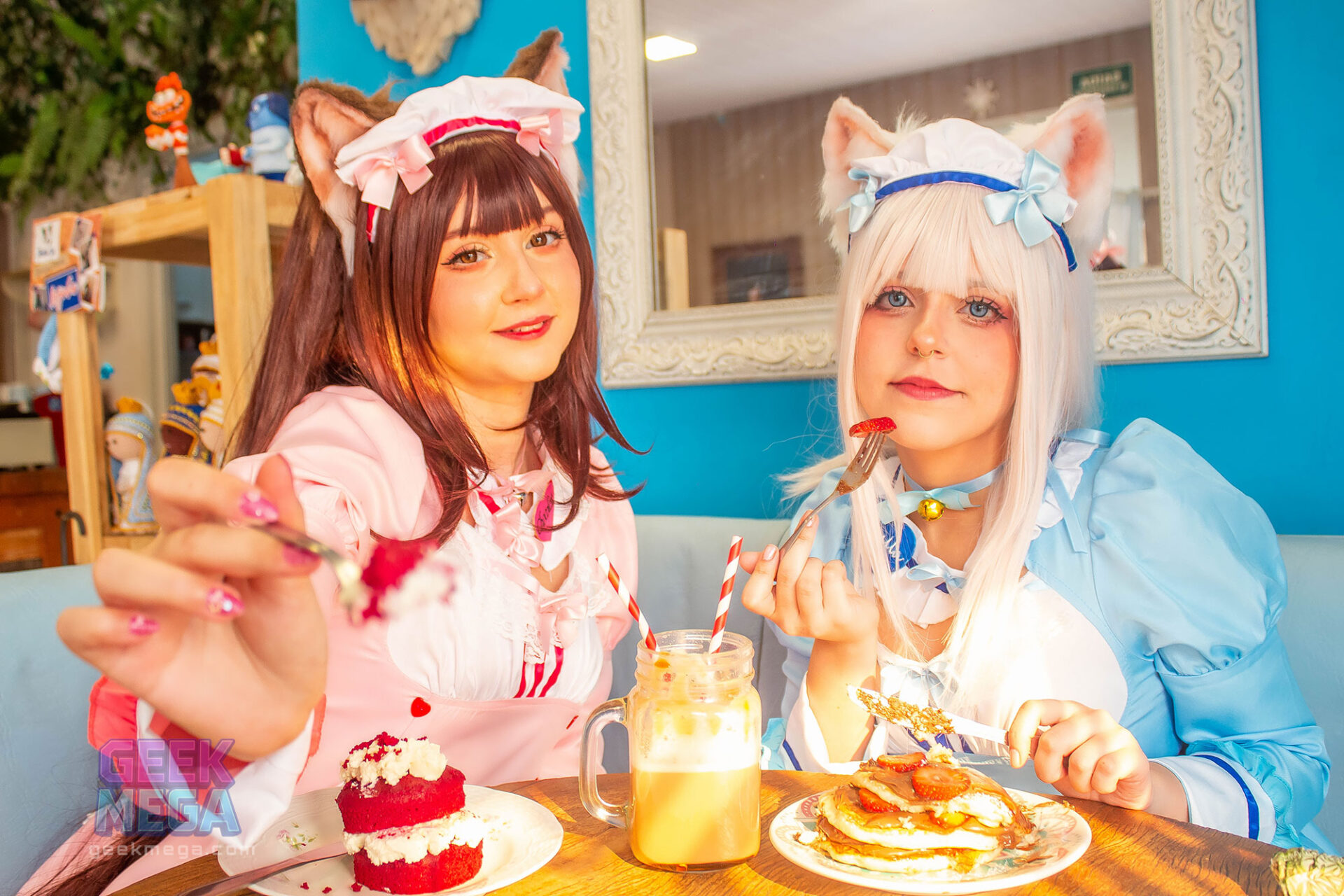Cosplayer interpretando Vanilla de Nekopara em traje de empregada